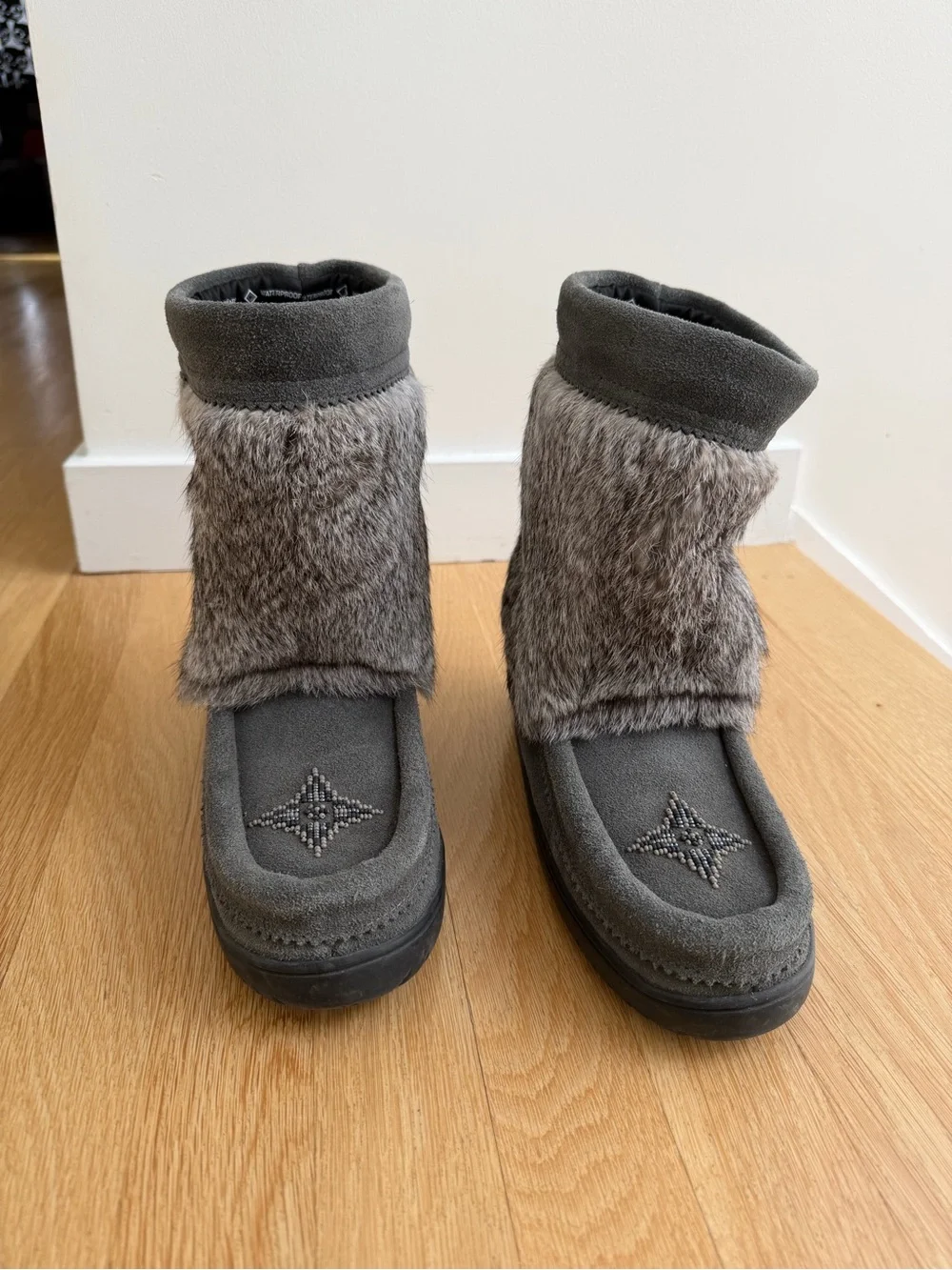 Manitobah Mukluks half mukluk women's 8 / men's 6 waterproof real fur charcoal